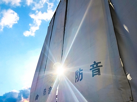 足場・養生の設置、建物内部の解体